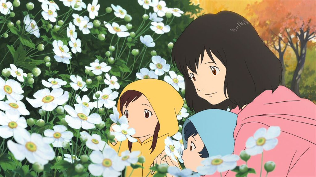 Een moeder en twee kinderen die ruiken aan witte bloemen. Het is een geanimeerd beeld uit de film Wolf Children